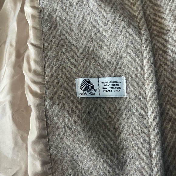 Chic Beige Double-Breasted Trench Coat - Picture 5 of 9